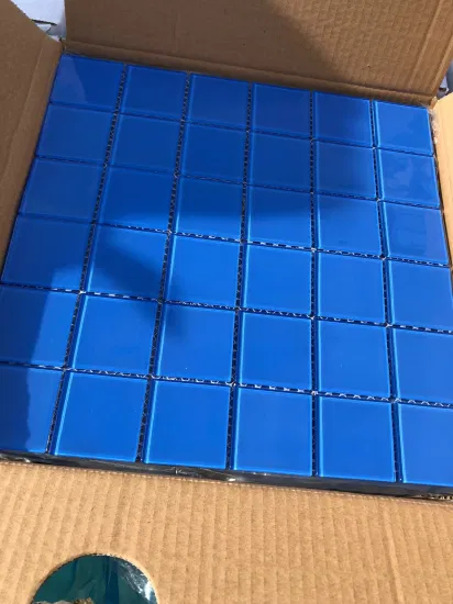 Blaue Schwimmbadfabrik stellt Mosaikfliesen her